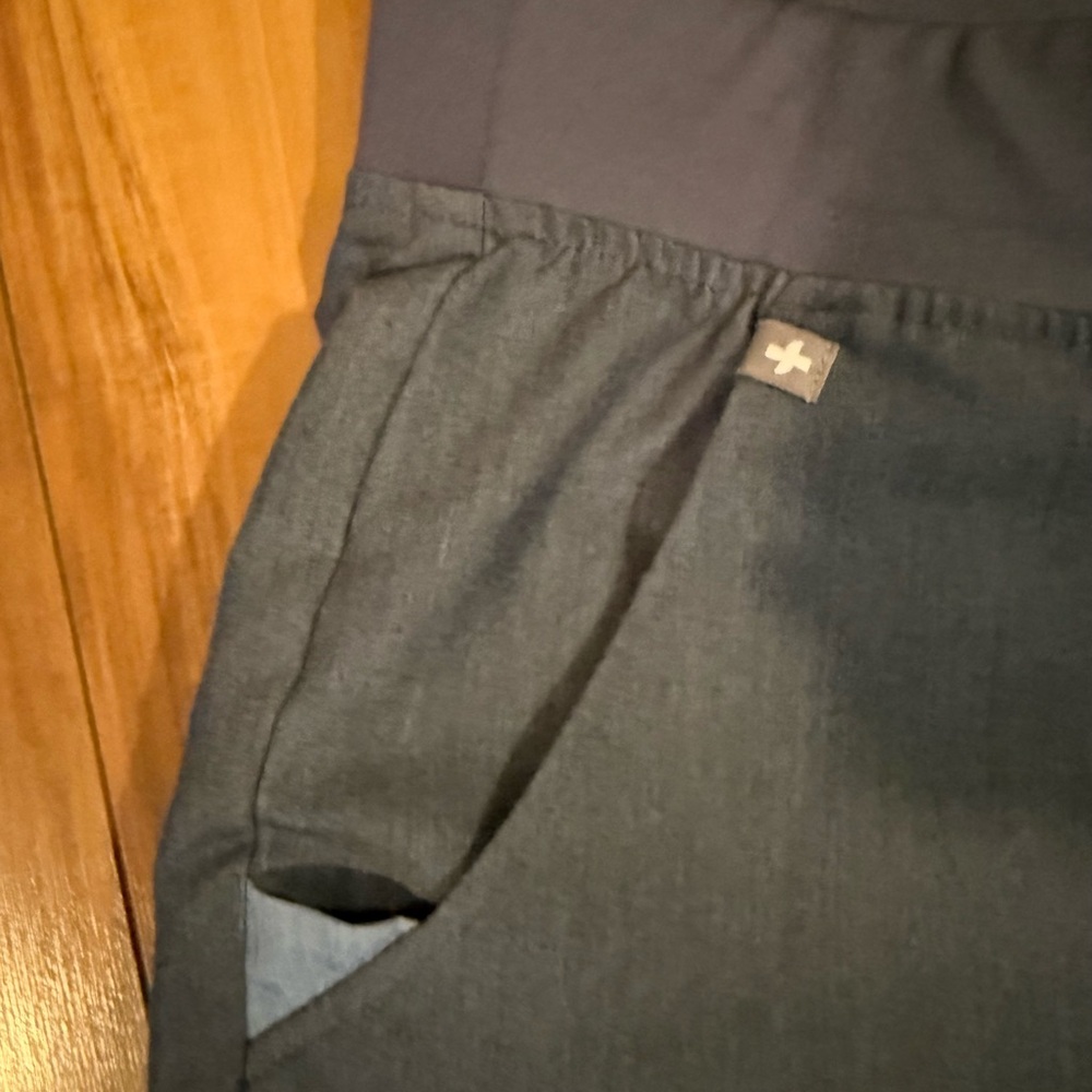 🏥🩺 FIGS Scrub Set – Graphite (Joggers + Top) – L - Picture 7 of 16